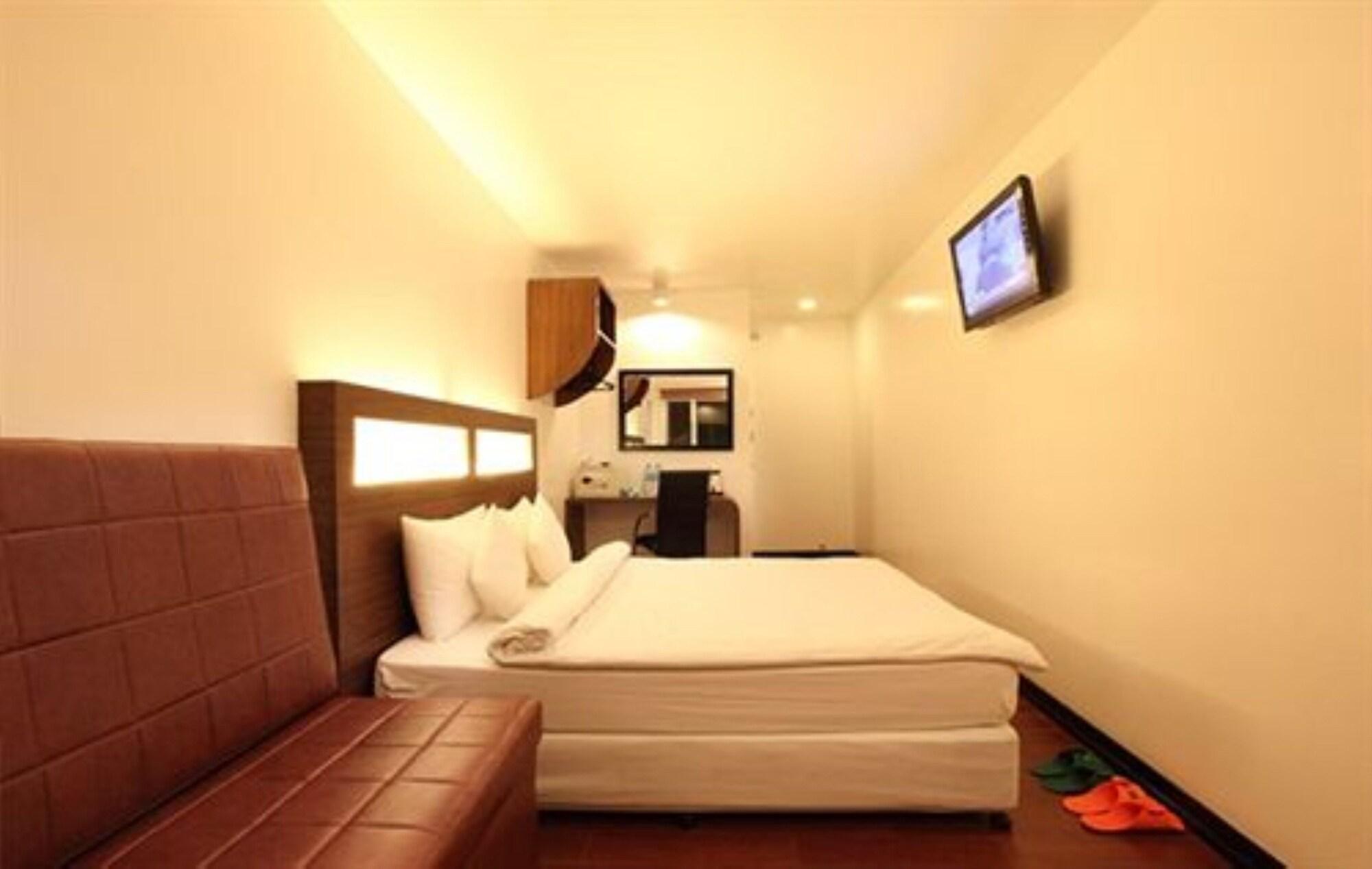 Clover City Center Hotel Rangum Exterior foto